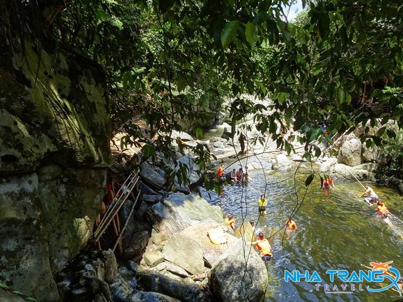 Khám Phá Suối Lùng Nha Trang "Viên Ngọc Ẩn" Hoang Sơ, Đẹp 11 View suối nhìn từ trên cao